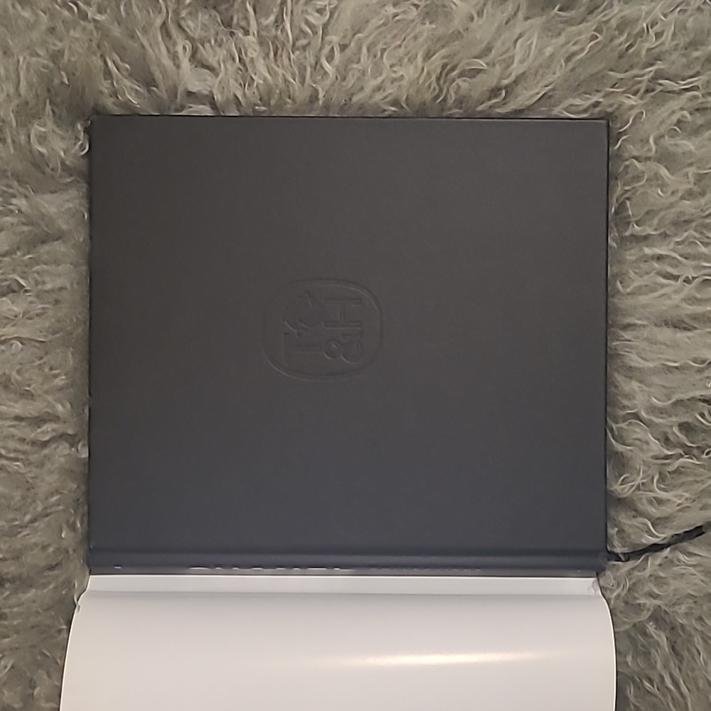 CHANEL COLLECTIONS AND CREATIONS COFFEE TABLE BOOK - Picture 3 of 9